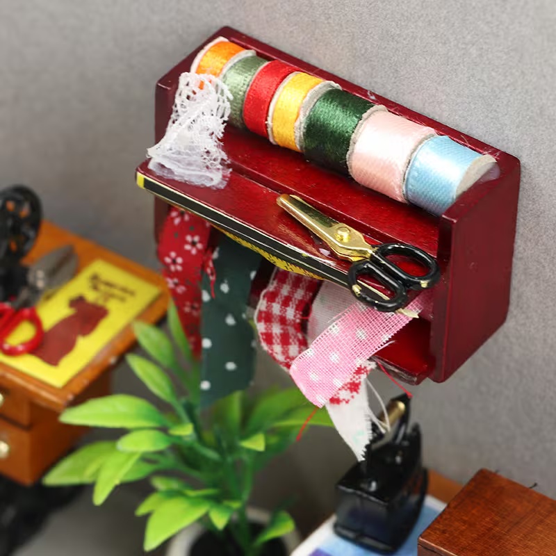 Sewing Factory - กล่องเย็บผ้าขนาดเล็กสำหรับบ้านตุ๊กตาพร้อมรายละเอียดลูกไม้ เหมาะสำหรับการจำลองสถานการณ์การเย็บผ้า โดยมีการเลือกสีบางสีแบบสุ่ม
